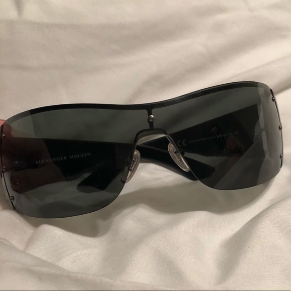 Authentic Men’s Alexander McQueen Sunglasses - Picture 2 of 8